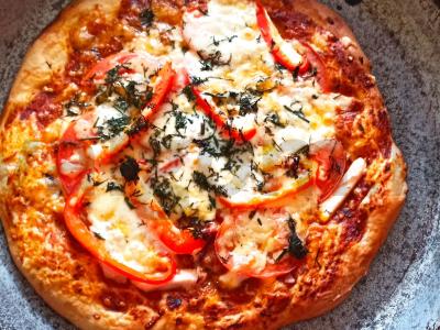 Pica su rūkytomis vištienos krūtinėlėmis, mocarela ir baziliku Žingsnis 6