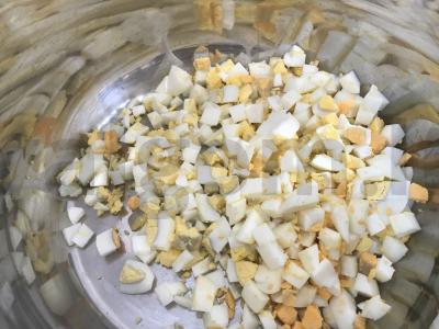 Salotas su krabų mėsa, ryžiais ir žolelėmis Žingsnis 2