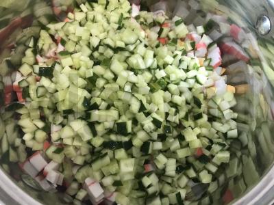 Salotas su krabų mėsa, ryžiais ir žolelėmis Žingsnis 3