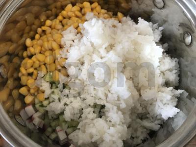 Salotas su krabų mėsa, ryžiais ir žolelėmis Žingsnis 5