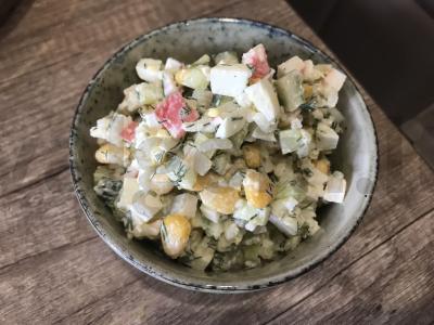 Salotas su krabų mėsa, ryžiais ir žolelėmis pagrindine nuotrauka