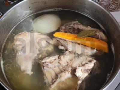 Vištienos sriuba su kiaušinių makaronais Žingsnis 1