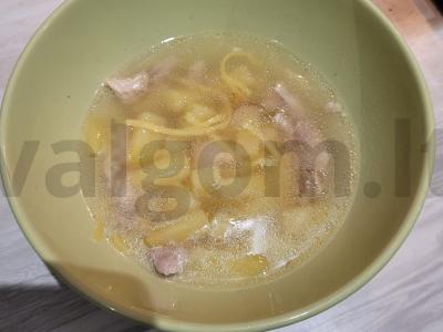 Vištienos sriuba su kiaušinių makaronais Žingsnis 3