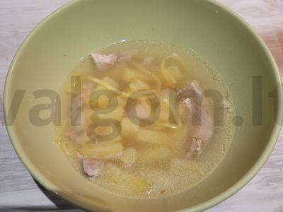 Vištienos sriuba su kiaušinių makaronais pagrindine nuotrauka