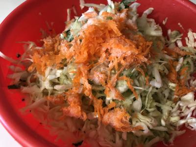 Kopūstų salotos su agurkais Žingsnis 4