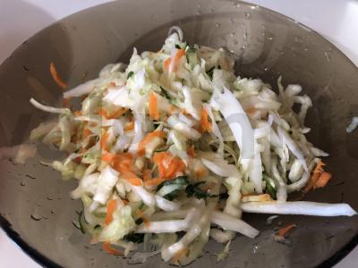 Kopūstų salotos su agurkais pagrindine nuotrauka