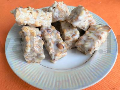 Skanus desertas su žemės riešutais pagrindine nuotrauka