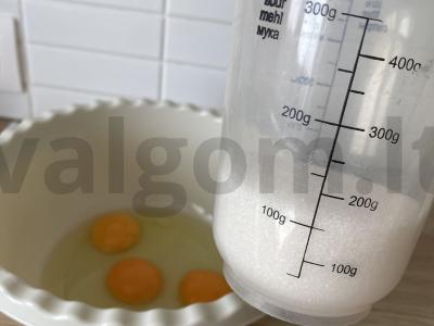 Ruginės miltų šarlotka su glazūra Žingsnis 2