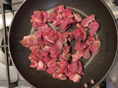 Kiauliena su miško grybais grietinėje Žingsnis 1