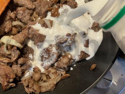 Kiauliena su miško grybais grietinėje Žingsnis 4