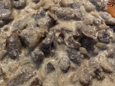 Kiauliena su miško grybais grietinėje pagrindine nuotrauka