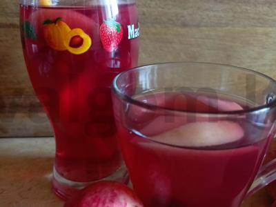 Slyvų-obuolių kompotas su cinamonu pagrindine nuotrauka