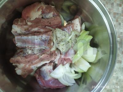 Kiaulienos šonkauliai su bulvėmis Žingsnis 2