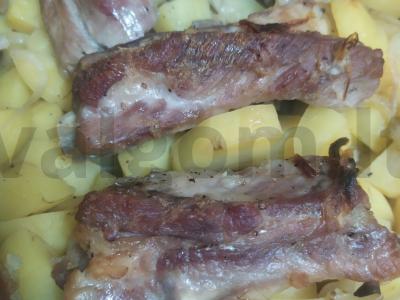 Kiaulienos šonkauliai su bulvėmis pagrindine nuotrauka