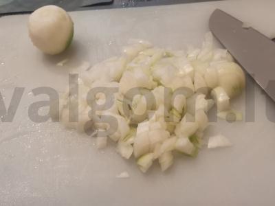 Troškinta jauna kopūstai su rūkytomis dešromis ir šampinjonais Žingsnis 1