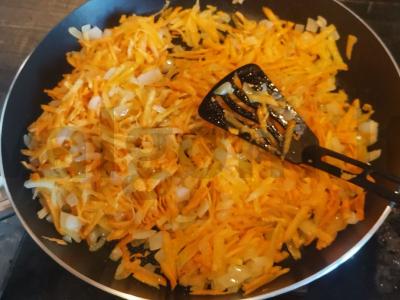 Troškinta jauna kopūstai su rūkytomis dešromis ir šampinjonais Žingsnis 3