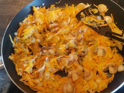 Troškinta jauna kopūstai su rūkytomis dešromis ir šampinjonais Žingsnis 4