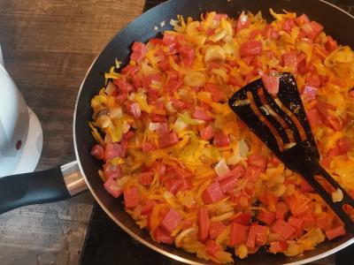 Troškinta jauna kopūstai su rūkytomis dešromis ir šampinjonais Žingsnis 6