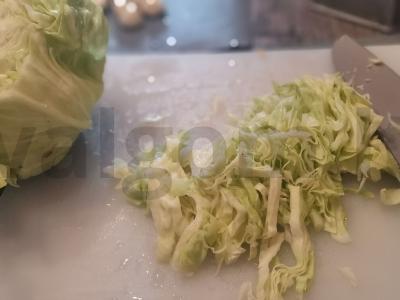 Troškinta jauna kopūstai su rūkytomis dešromis ir šampinjonais Žingsnis 7