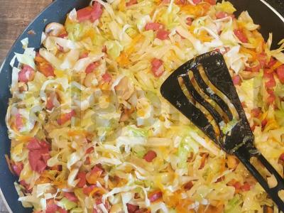 Troškinta jauna kopūstai su rūkytomis dešromis ir šampinjonais Žingsnis 8