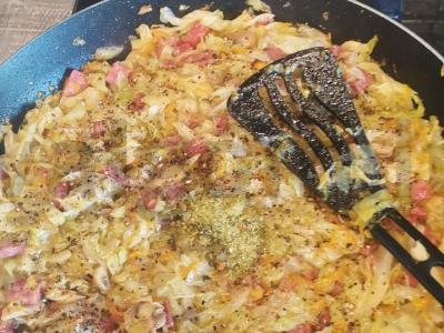 Troškinta jauna kopūstai su rūkytomis dešromis ir šampinjonais Žingsnis 9