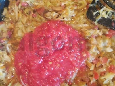 Troškinta jauna kopūstai su rūkytomis dešromis ir šampinjonais Žingsnis 10