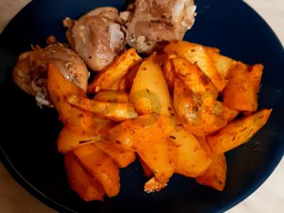 Kaimiški bulvės mikrobangų krosnelėje pagrindine nuotrauka