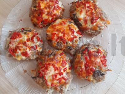 Kotletai „Malonumas“ su grybais ir paprikomis pagrindine nuotrauka