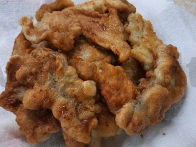 Žuvis tešloje su prieskoniais pagrindine nuotrauka