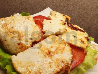 Tostai su keptu Adygei sūriu pusryčiams pagrindine nuotrauka