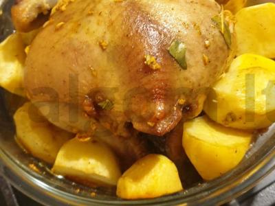 Kaimiškas vištienos patiekalas su česnaku ir prieskoniais pagrindine nuotrauka