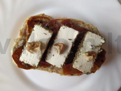 Rytietiška kava su ožkos sūriu ir pomidorais Žingsnis 7