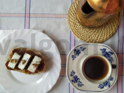 Rytietiška kava su ožkos sūriu ir pomidorais Žingsnis 8