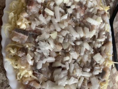 Salotas „Mimoza“ su žuvies konservais ir daržovėmis Žingsnis 3