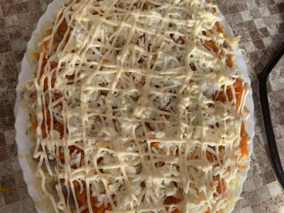 Salotas „Mimoza“ su žuvies konservais ir daržovėmis Žingsnis 5