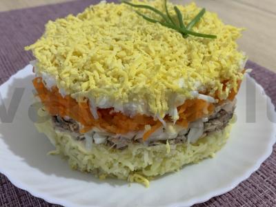 Salotas „Mimoza“ su žuvies konservais ir daržovėmis pagrindine nuotrauka