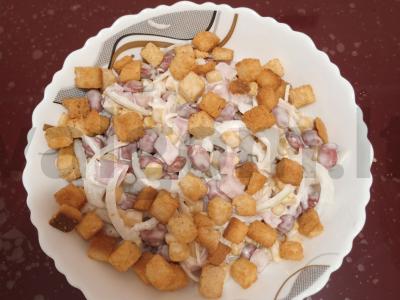 Paprastas salotas su pupelėmis ir sausainiais pagrindine nuotrauka