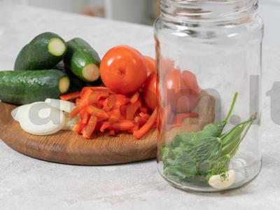 Pomidorų ir agurkų asorti žiemai Žingsnis 1