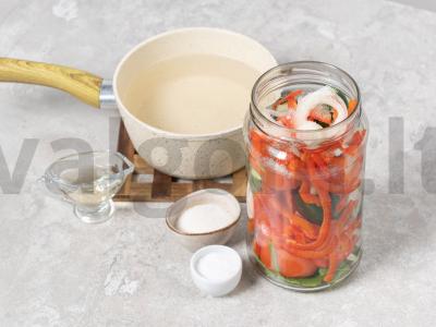 Pomidorų ir agurkų asorti žiemai Žingsnis 3