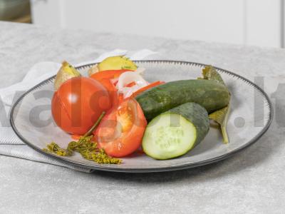 Pomidorų ir agurkų asorti žiemai pagrindine nuotrauka