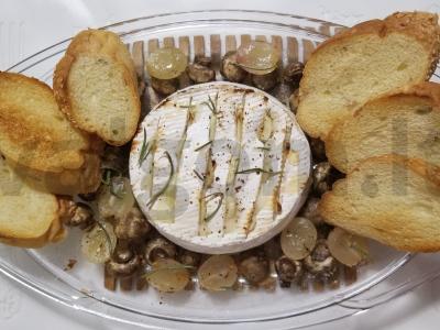 Karštas kamamberas su vynuogėmis ir grybais pagrindine nuotrauka