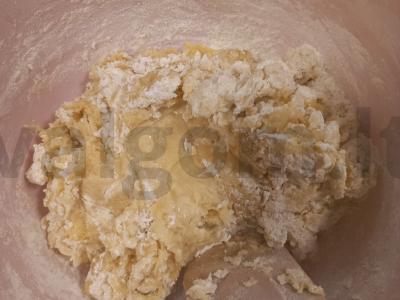 Traškūs sausainiai „Chvorost“ prie arbatos Žingsnis 2