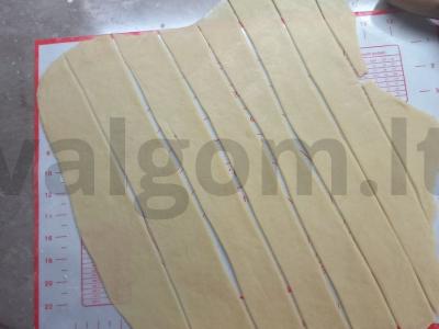 Traškūs sausainiai „Chvorost“ prie arbatos Žingsnis 5