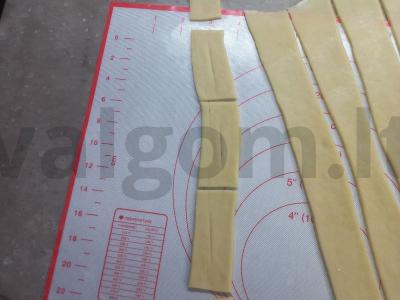 Traškūs sausainiai „Chvorost“ prie arbatos Žingsnis 6