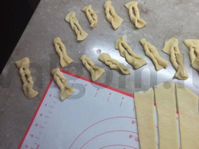 Traškūs sausainiai „Chvorost“ prie arbatos Žingsnis 7