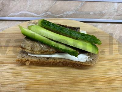 Užkandžių sumuštiniai su šprotų ir šviežiu agurku Žingsnis 3