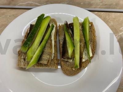 Užkandžių sumuštiniai su šprotų ir šviežiu agurku pagrindine nuotrauka