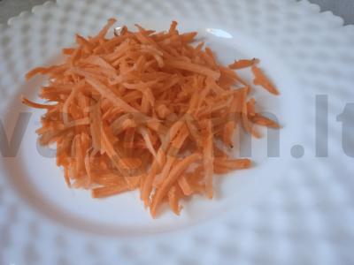 Morkų salotos su česnaku sūriu Žingsnis 1