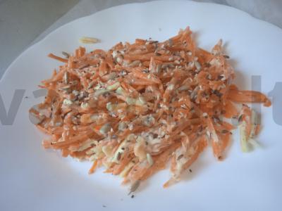 Morkų salotos su česnaku sūriu pagrindine nuotrauka