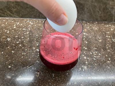 Kiaušinių dažymas naudojant burokėlius Žingsnis 4